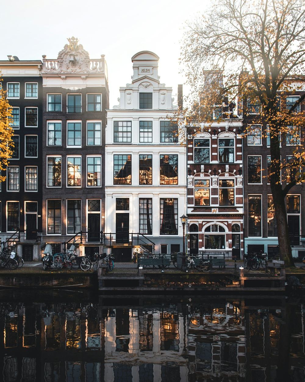 Grachtenpanden aan het water