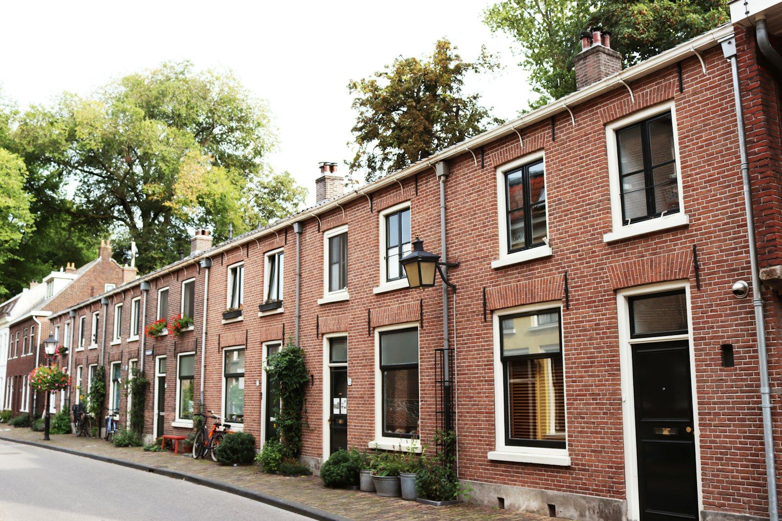 Straat met bakstenen rijtjeshuizen in Nederland